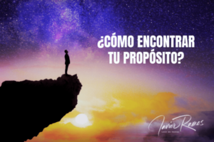 Imagen de una persona en una montaña mirando al universo y en el texto pone ¿Cómo encontrar tu propósito?